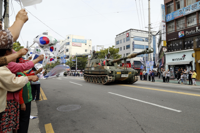 한국전쟁 당시 육군 최초의 승리인 상주 화령장전투를 기념하는 전승행사가 매년 상주에서 열리고 있다. 자주포와 탱크 행렬이 지나가자 시민들이 태극기를 흔들어 반기고 있다. 상주시 제공