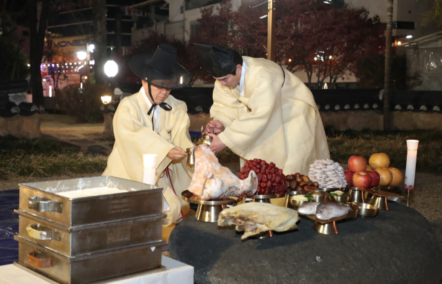 정월 대보름 첫 새벽인 12일 자정, 안동 웅부공원 신목 앞에서 권기창 안동시장이 시민 건강과 안녕을 기원하는 제사를 올렸다. 안동시 제공