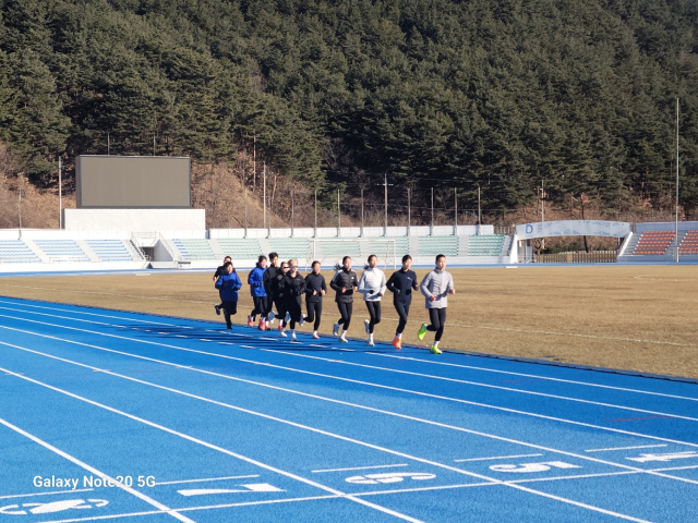 울진종합운동장에서 선수들이 전지훈련을 하고 있다. 울진군 제공