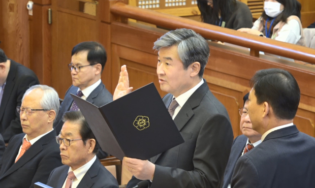 조태용 국가정보원장이 13일 서울 종로구 헌법재판소에서 열린 윤석열 대통령 탄핵 심판 8차 변론에 증인으로 출석해 선서하고 있다. 연합뉴스