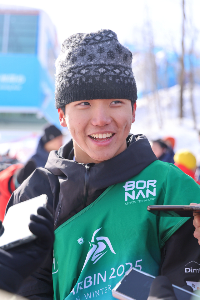 13일 중국 야부리 스키리조트에서 열린 하얼빈 동계아시안게임 스노보드 남자 하프파이프 결선에서 금메달을 차지한 김건희가 미소를 짓고 있다. 이날 경기는 강풍으로 취소돼 김건희는 예선 성적 78점으로 1위를 확정했다. 연합뉴스