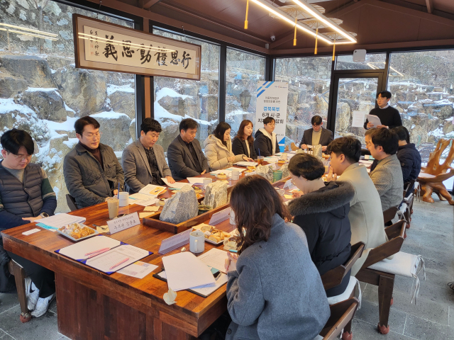 지난 12일 경북북부아동보호전문기관은 안동·영주·문경·예천·봉화·영양 등 경북 북부 6개 시군 아동학대 전담 팀장 및 공무원 등이 참석한 가운데 아동학대 업무의 효율적인 운영과 관계 기관 협업 강화를 위한 간담회를 가졌다. 경북북부아동보호전문기관 제공□