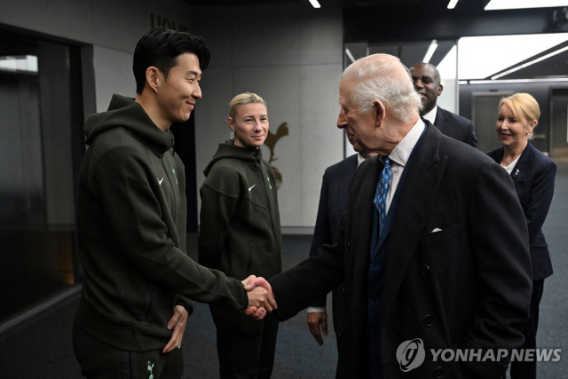 찰스 3세 영국 국왕이 12일(현지시간) 런던 토트넘 홋스퍼 스타디움을 방문해 손흥민과 악수하고 있다. 연합뉴스