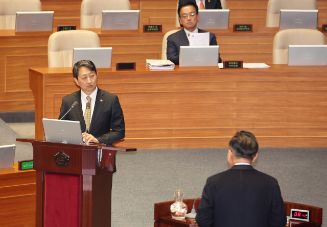 안덕근 산업통상자원부 장관이 13일 서울 여의도 국회 본회의장에서 열린 경제분야 대정부질문에서 국민의힘 고동진 의원의 질의에 답변하고 있다. 연합뉴스