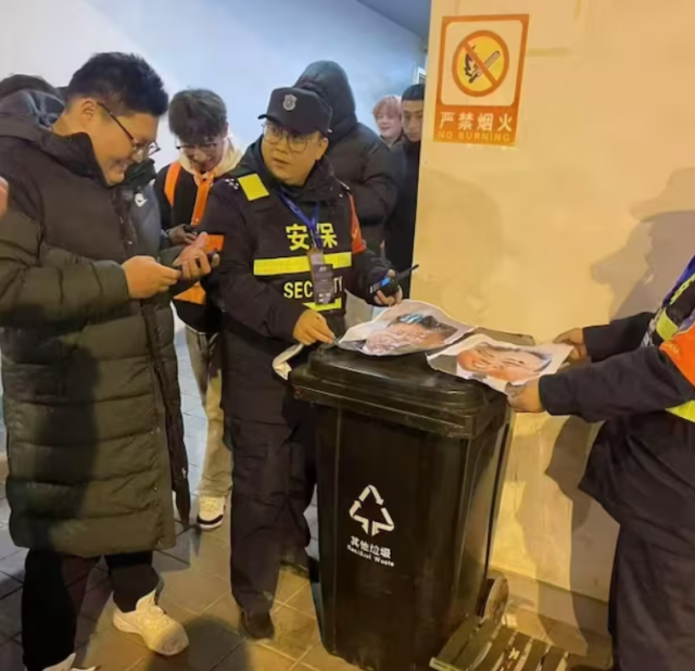 광주FC 선수들을 도발하기 위해 전두환 전 대통령과 북한 김정은 국무위원장으로 보이는 사진을 들고 응원한 중국 프로축구 산둥 타이산 팬들. X(옛 트위터) 갈무리