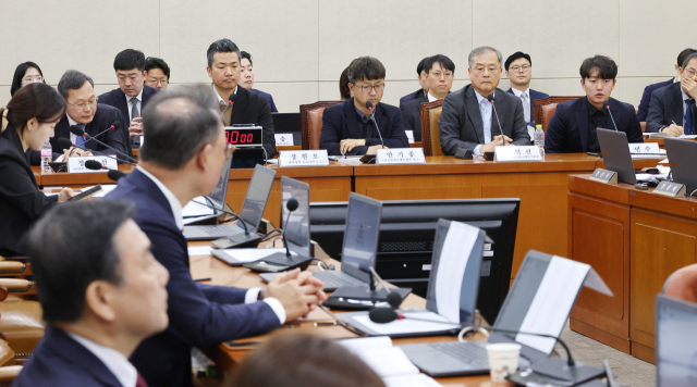 지난 14일 국회 보건복지위원회에서 열린 의료인력 수급추계기구 법제화를 위한 공청회에서 김민수 대한의사협회 정책이사(오른쪽)이 의원 질의에 답변하고 있다. 연합뉴스