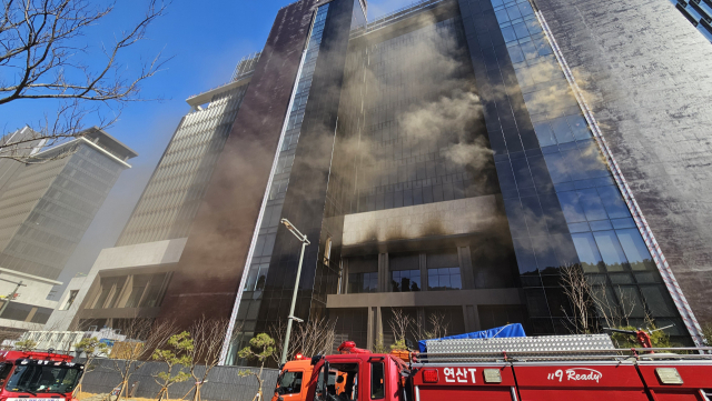 14일 부산 기장군 반얀트리 호텔 신축공사장에서 불이 나 연기가 퍼지고 있다. 연합뉴스