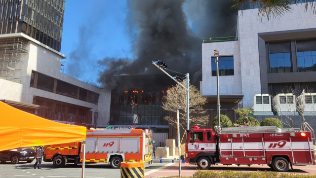 14일 부산 기장군 반얀트리 호텔 신축공사장에서 불이 나고 있다. 연합뉴스