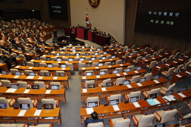 14일 국회 본회의에서 헌법재판소 재판관 마은혁 임명 촉구 결의안 의결을 앞두고 퇴장한 국민의힘 의원 좌석이 비어 있다. 연합뉴스