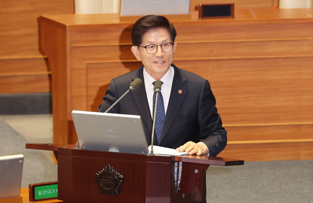 김문수 고용노동부 장관이 14일 서울 여의도 국회 본회의장에서 열린 교육·사회·문화분야 대정부질문에서 국민의힘 임이자 의원의 질의에 답변하고 있다. 연합뉴스