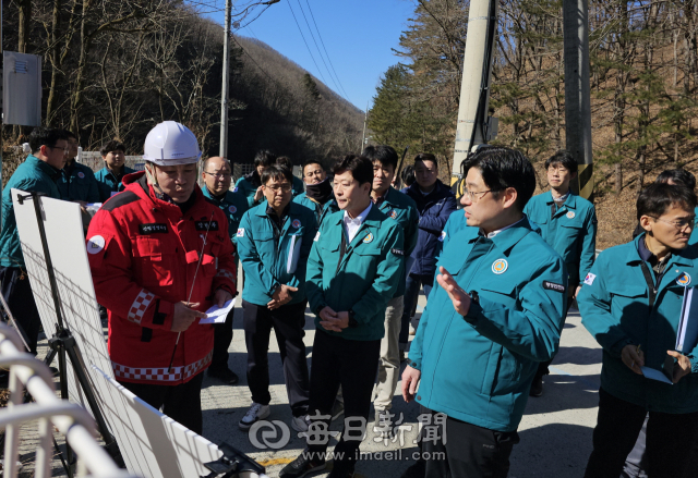 13일 행정안전부, 산림청, 경북도, 경주시 관계자들이 경주 국립공원 토함산 일대 땅밀림 현장을 방문해 산사태 피해지 복구‧예방사업 추진 상황을 점검했다. 경주시 제공