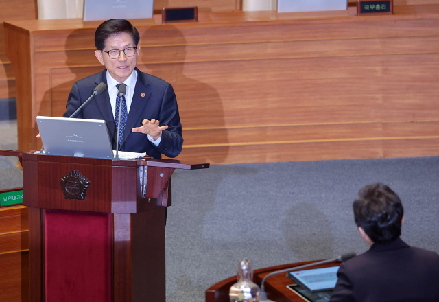 김문수 고용노동부 장관이 14일 서울 여의도 국회 본회의장에서 열린 교육·사회·문화분야 대정부질문에서 국민의힘 임이자 의원의 질의에 답변하고 있다. 연합뉴스