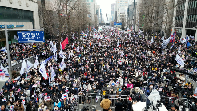 윤석열 대통령 탄핵 반대 집회가 전국적으로 이어지는 가운데, 15일 오후 광주광역시 금남로 무등빌딩 앞에서 열린 