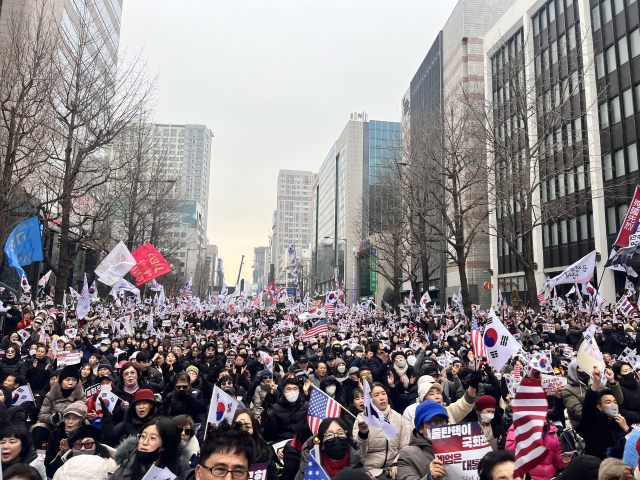 윤석열 대통령 탄핵 반대 집회가 15일 광주 금남로에서 성숙한 시민 의식 속에 평화롭게 진행되고 있다. 이수지 아나운서