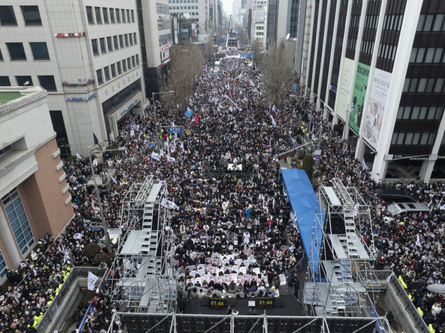 매일신문AI 분석 결과, 집회에는 최소 1만5,000명에서 최대 2만2,500명이 참석한 것으로 추정되며, 평균적으로 약 1만8,500명이 현장을 가득 메운 것으로 나타났다. 안성완 기자