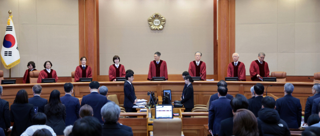 문형배 헌법재판소장 권한대행과 재판관들이 13일 서울 종로구 헌법재판소 대심판정에서 열린 