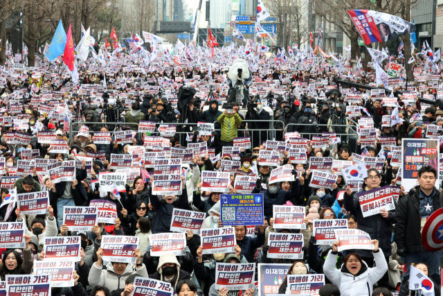 15일 오후 광주 동구 금남로에서 개신교 단체 세이브코리아가 개최한 윤석열 대통령 탄핵 반대 및 석방 촉구 국가비상기도회에서 참가자들이 구호를 외치고 있다. 연합뉴스