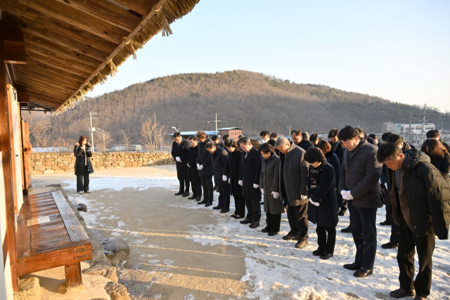 대구 군위군과 군위군의회는 김수환 추기경 선종 16주기를 맞아 군위읍 용대리 생가를 찾아 추기경을 추모했다. 군위군 제공