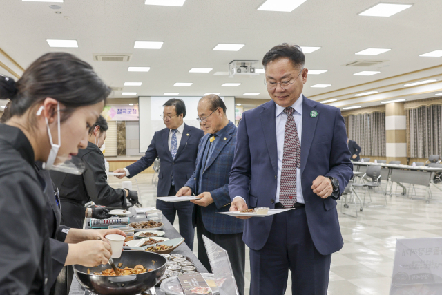 김재욱 군수(사진 오른쪽)가 칠곡군 맛길 활성화사업 용역 시그니처 메뉴로 선정된 음식들을 시식하고 있다. 칠곡군 제공