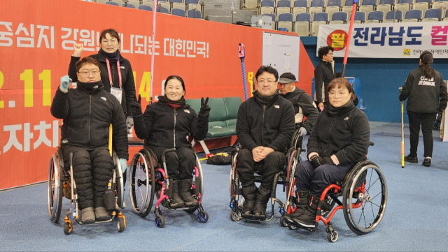 대구 휠체어컬링 선수들이 파이팅을 외치고 있다. 대구시장애인체육회 제공