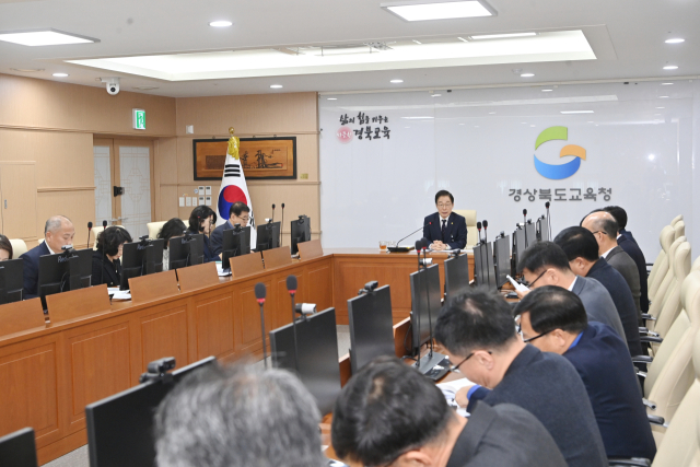 지난 14일 임종식 경북교육감이 본청에서 신학기 준비 점검단 회의를 직접 주재하며 안전한 학교 환경 조성에 대해 당부하고 있다. 경북교육청 제공