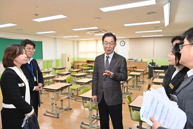 임종식 경북교육감이 최근 안동 영호초등학교를 방문해 신학기 준비 사항을 점검하고, 이미경 교장과 본청 관계자들에게 당부의 말을 전하고 있다. 경북교육청 제공