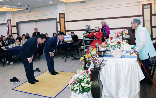 김재욱 칠곡군수(사진 중앙)와 정희용 국회의원이 백수를 맞으신 전쟁영웅 신봉균 어르신께 큰절을 올리며 존경을 표하고 있다. 칠곡군 제공