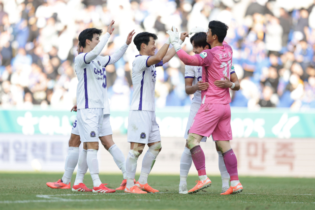 FC안양이 개막전에서 울산 HD를 이기고 기쁨을 나누고 있다. 한국프로축구연맹 제공