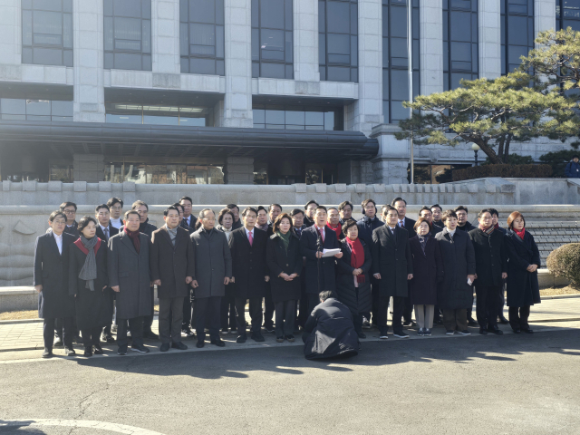 17일 국민의힘 의원 36명이 헌법재판소를 항의 방문해 공정한 재판을 촉구하고 있다. 박성현 기자