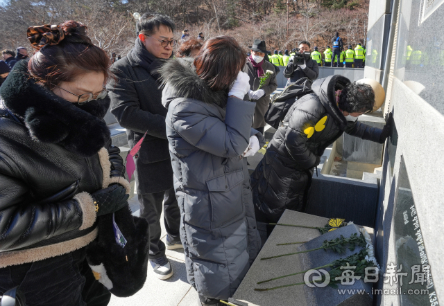 대구지하철참사 22주기 추모식이 18일 대구시민안전테마파크에서 열린 가운데 유가족들이 희생자들의 넋을 위로하며 헌화를 하고 있다. 2·18안전문화재단이 주최한 이날 추모식은 대구지하철화재참사 발생 시간인 오전 9시53분에 맞춰 열렸다. 안성완 기자 asw0727@imaeil.com