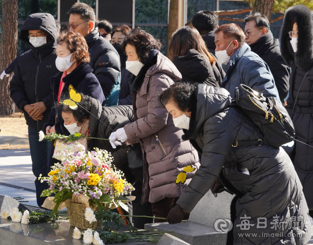 대구지하철참사 22주기 추모식이 18일 대구시민안전테마파크에서 열린 가운데 유족이 눈물을 훔치고 있다. 안성완 기자 asw0727@imaeil.com