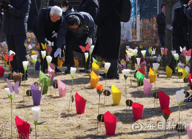 대구지하철참사 22주기 추모식이 18일 대구시민안전테마파크에서 열린 가운데 유가족들이 희생자들의 넋을 위로하며 헌화를 하고 있다. 2·18안전문화재단이 주최한 이날 추모식은 대구지하철화재참사 발생 시간인 오전 9시53분에 맞춰 열렸다. 안성완 기자 asw0727@imaeil.com