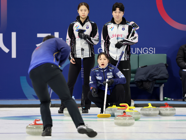 18일 강릉컬링센터에서 열린 제106회 전국동계체육대회 컬링 믹스더블 결승에서 강원 김경애·성지훈 조(파란색)가 서울 김지윤·정병진 조를 맞아 공격을 펼치고 있다. 연합뉴스