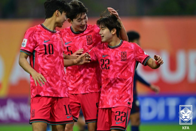 17일 중국 선전 유스 풋볼 트레이닝 베이스 피치에서 열린 2025 AFC U-20 아시안컵 조별리그 D조 2차전 한국과 태국의 경기에서 한국 윤도영(오른쪽)이 골을 넣고 동료들과 기뻐하고 있다. 연합뉴스