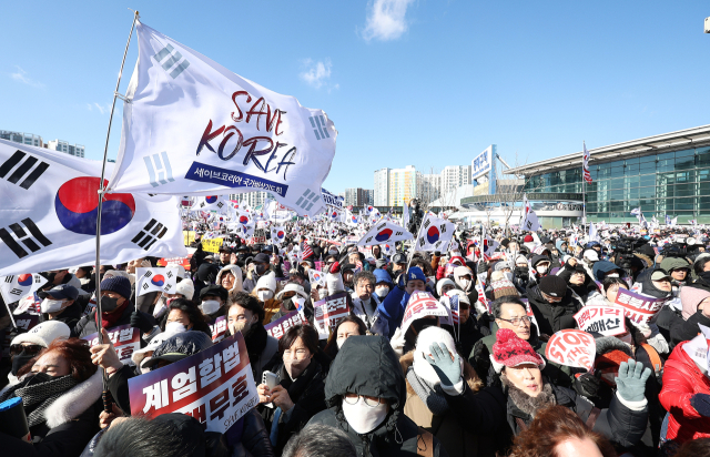 지난 8일 동대구역 광장에서 개신교 단체 세이브코리아가 국가비상기도회를 열고 윤석열 대통령 탄핵 반대와 석방을 촉구하고 있다. 연합뉴스