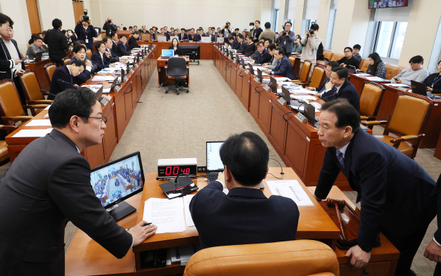 18일 국회에서 열린 기획재정위원회 전체회의에서 송언석 위원장, 박수영 여당 간사, 정태호 야당 간사가 대화를 나누고 있다. 연합뉴스