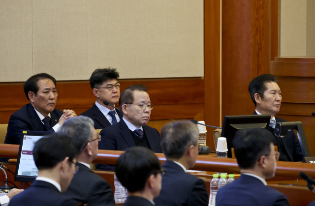 정청래 국회 탄핵소추위원장과 국회 측 변호인단이 18일 서울 종로구 헌법재판소에서 열린 윤석열 대통령 탄핵 심판 9차 변론기일에 출석해 있다. 연합뉴스