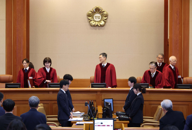 문형배 헌법재판소장 권한대행을 비롯한 헌법재판관들이 18일 서울 종로구 헌법재판소에서 열린 윤석열 대통령의 탄핵 심판 9차 변론에 입장하고 있다. 연합뉴스