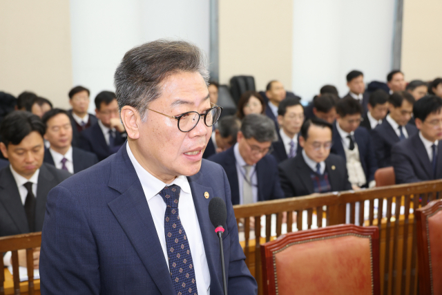 18일 서울 여의도 국회에서 열린 행정안전위원회 전체회의에서 김용빈 중앙선거관리위원회 사무총장이 인사말을 하고 있다. 연합뉴스