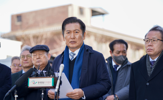 정청래 국회 탄핵소추위원장이 18일 서울 종로구 헌법재판소에서 열린 윤석열 대통령 탄핵 심판 9차 변론기일에 출석하기에 앞서 입장을 밝히고 있다. 연합뉴스