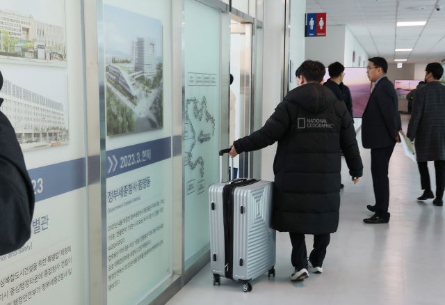 경찰이 18일 계엄 당시 언론사 단전·단수 지시 의혹과 관련 이상민 전 행정안전부 장관의 정부세종청사 집무실을 압수수색하기 위해 들어서고 있다. 연합뉴스