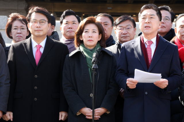 17일 서울 종로구 헌법재판소 앞에서 국민의힘 윤상현, 나경원, 김기현 의원을 비롯한 여당 의원들이 윤석열 대통령 최소한 방어권 보장 촉구 및 불공정성 규탄과 관련해 헌법재판소 사무처장을 면담하기 전 기자회견을 하고 있다. 연합뉴스