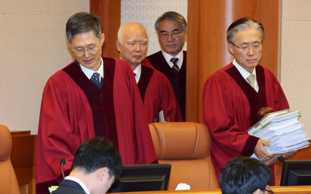 문형배 헌법재판소장 권한대행을 비롯한 헌법재판관들이 18일 서울 종로구 헌법재판소에서 열린 윤석열 대통령 탄핵심판 9차 변론에 입장하고 있다. 연합뉴스