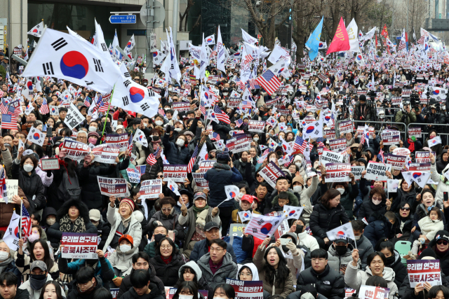 15일 오후 광주 동구 금남로에서 열린 윤석열 대통령 탄핵 반대 및 석방 촉구 집회에서 참가자들이 구호를 외치고 있다. 이날 행사는 광주에서 열린 최대 규모의 우파·보수 집회로 기록될 전망이다. 연합뉴스