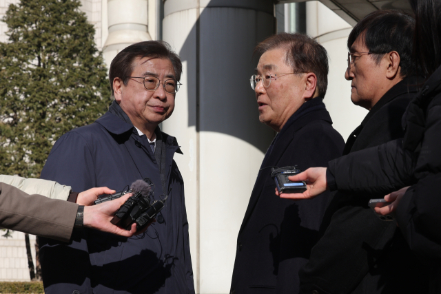 정의용 전 국가안보실장(가운데)과 서훈 전 국가정보원장(왼쪽)이 19일 서울중앙지법에서 열린 문재인 정부 당시 벌어진 탈북 어민 강제북송 사건에 대한 1심에서 징역 10개월을 선고 유예 받은 뒤 법정을 떠나고 있다. 연합뉴스