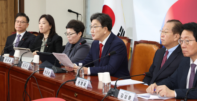 국민의힘 권성동 원내대표(가운데)가 20일 국회에서 열린 비상대책위원회 회의에서 발언하고 있다. 연합뉴스