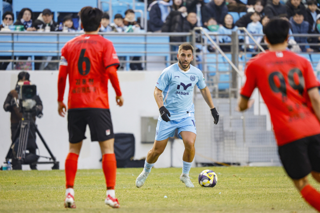 16일 강원FC와의 홈 개막전에서 맹활약한 라마스(가운데). 대구FC 제공