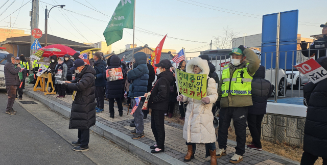 더불어민주당 박지원 의원의 강연이 열린 20일 의성군 청소년문화의집 앞에서 윤석열 대통령 탄핵에 반대하는 지지자들이 집회를 열고 있다. 장성현 기자.