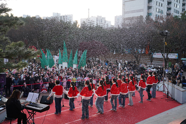 세대공감 놀이터 중 2023 산타마을빛축제 개막행사 사진. 행복북구문화재단 제공