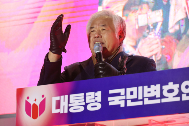 전광훈 사랑제일교회 목사가 20일 서울 종로구 동화면세점 앞에서 열린 대통령국민변호인단 탄핵 반대 통합 집회에서 발언하고 있다. 연합뉴스